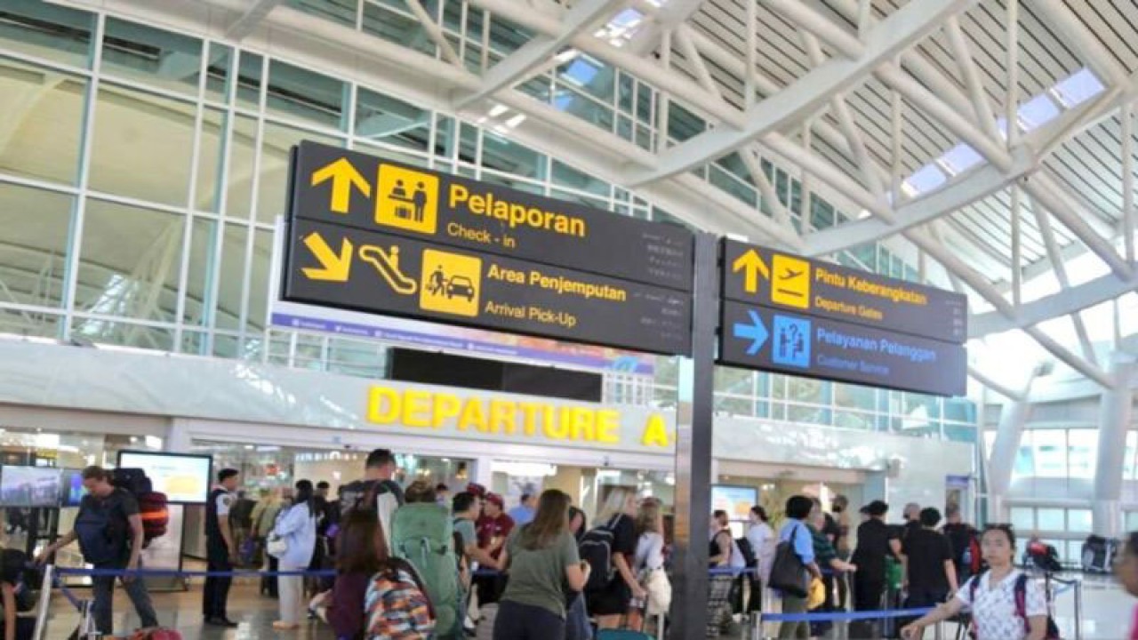 Arsip foto - Aktivitas penumpang mancanegara di Bandara Internasional I Gusti Ngurah Rai, Bali, Minggu (14/1/2024) ANTARA/HO-Bandara Ngurah Rai Bali