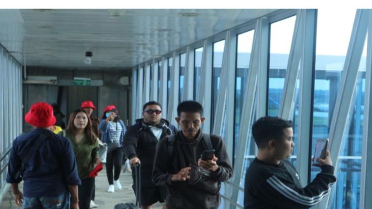 Penumpang perdana rute langsung Lampung-Bali saat tiba di Bandara I Gusti Ngurah Rai, Denpasar, Kamis (18/1/2024). ANTARA/Ni Putu Putri Muliantari