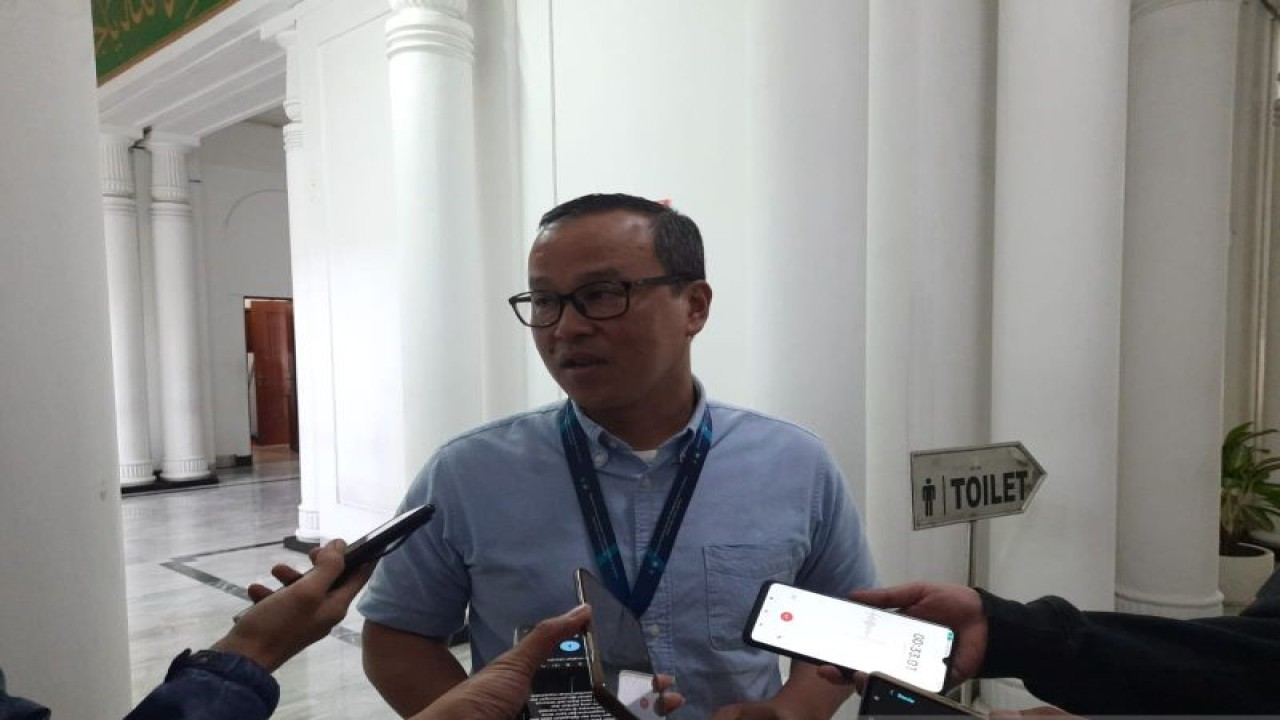 Kepala Badan Perencanaan Pembangunan Daerah (Bappeda) Jawa Barat Iendra Sofyan memberikan keterangan di Gedung Sate, Kota Bandung. (ANTARA/Ricky Prayoga)