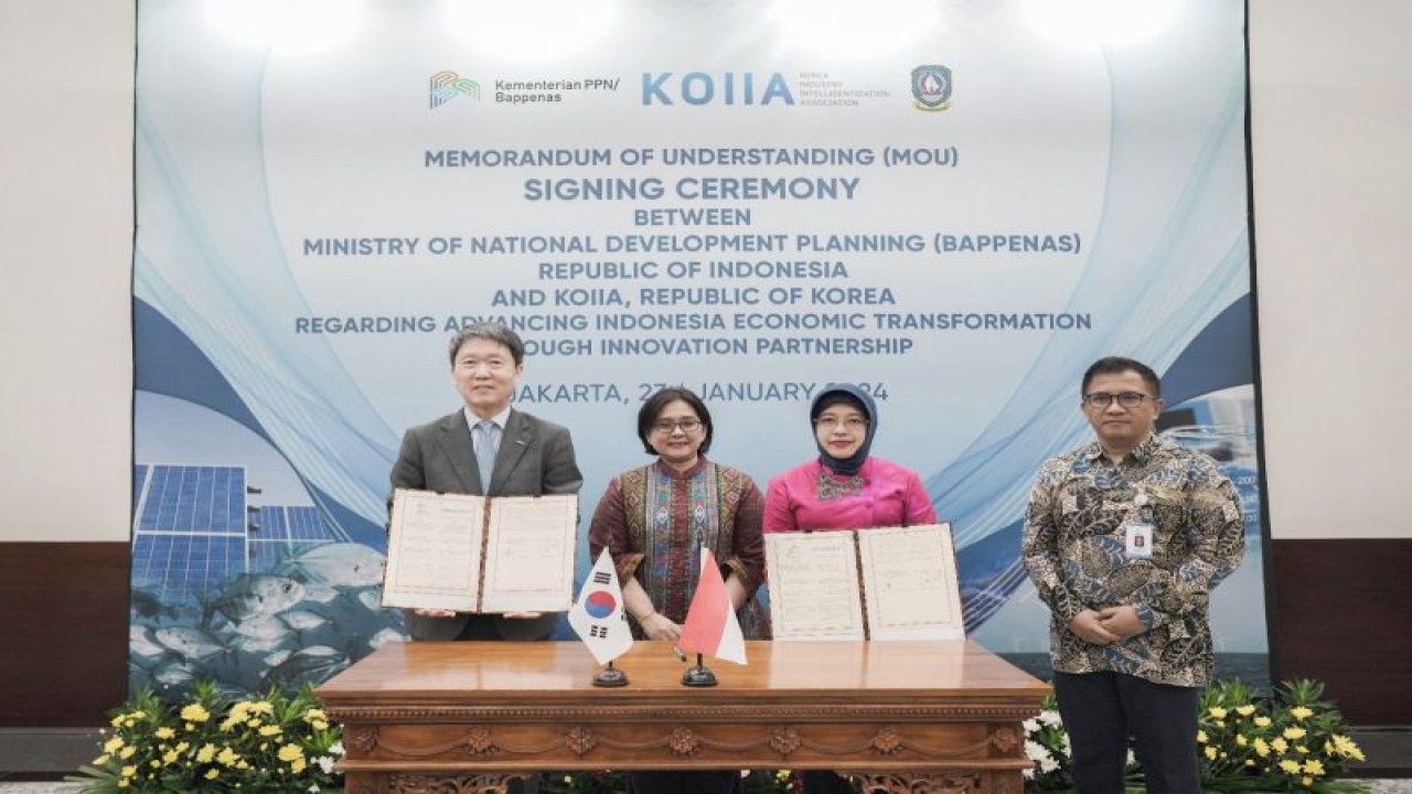 Kementerian Perencanaan Pembangunan Nasional/Badan Perencanaan Pembangunan Nasional (PPN/Bappenas) bekerja sama dengan Korea Industry Intelligence Association (KOIIA) dengan menandatangani Memorandum of Understanding (MoU) Percepatan Transformasi Perekonomian Indonesia melalui Kemitraan Berbasis Inovasi, Jakarta, Selasa (23/01/2024). ANTARA/HO-Bappenas