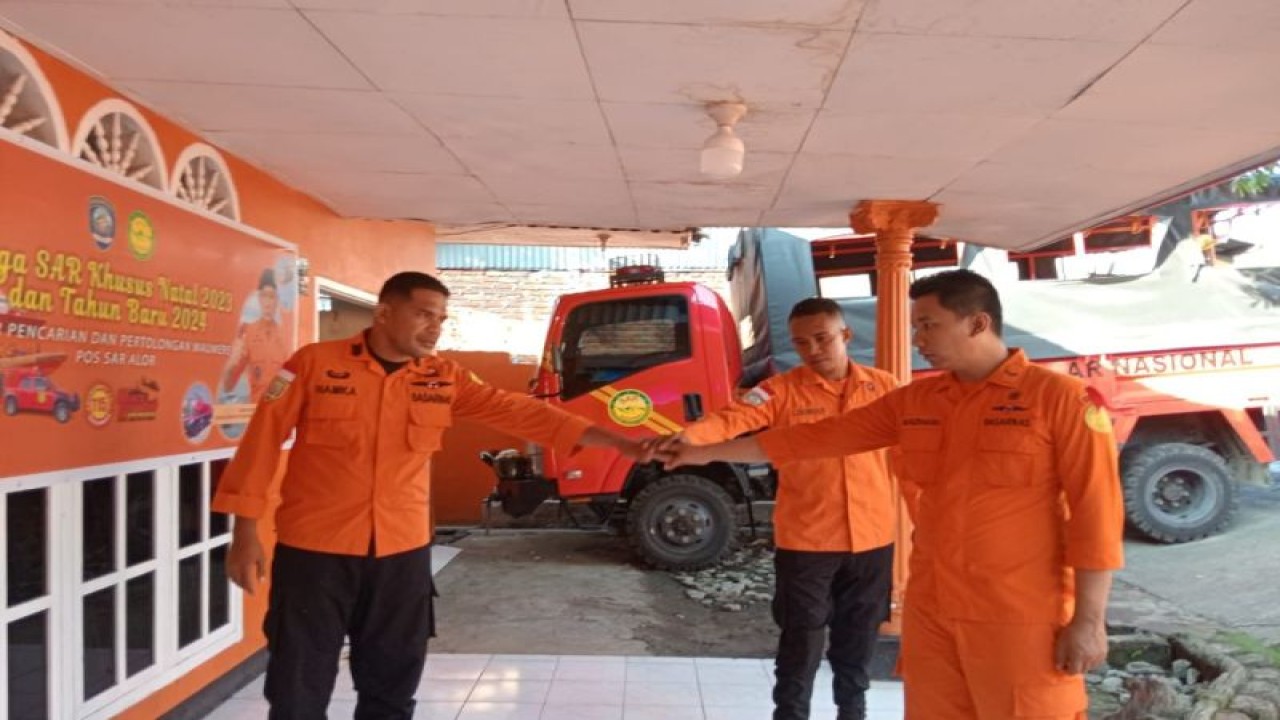 Personel Pos SAR Alor saat bersiap untuk melakukan pencarian terhadap korban hilang di Hutan Weling Desa Baolang, Kecamatan Pantar, Kabupaten Alor (ANTARA/HO-Humas Basarnas Maumere)