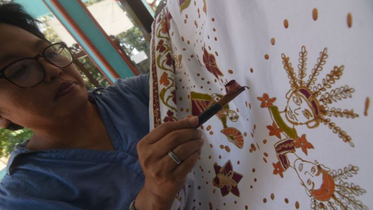 Peserta mengikuti pelatihan membatik Betawi di Batik Hub Gedung Tempat Kumpul Kreatif (TKK), Ciracas, Jakarta Timur, Selasa (18/7/2023). Dinas Perindustrian, Perdagangan, Koperasi, Usaha Kecil Menengah (PPKUKM) DKI Jakarta menyelenggarakan pelatihan pembuatan Batik Betawi bagi pelaku usaha binaannya yang bergerak di bidang fesyen dan kriya agar mampu mengembangkan usaha serta melestarikan budaya Betawi. ANTARA FOTO/Indrianto Eko Suwarso/aww.