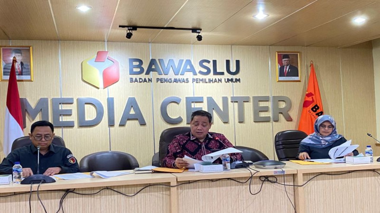 Anggota Badan Pengawas Pemilihan Umum (Bawaslu) RI Puadi (kiri), Herwyn J. H. Malonda (tengah), dan Lolly Suhenty (kanan) saat konferensi pers di Media Center Bawaslu RI, Jakarta, Senin (8/1/2024). (ANTARA/Fath Putra Mulya)