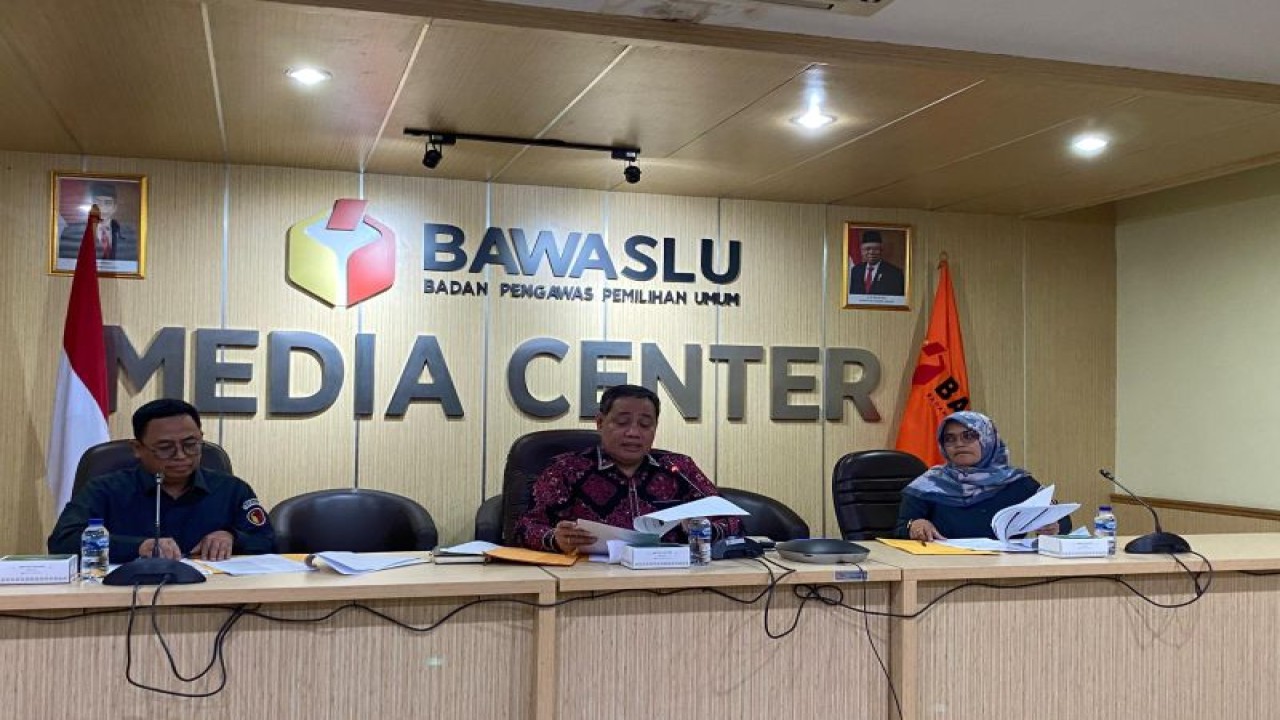 Anggota Badan Pengawas Pemilihan Umum (Bawaslu) RI Puadi (kiri), Herwyn J. H. Malonda (tengah), dan Lolly Suhenty (kanan) saat konferensi pers di Media Center Bawaslu RI, Jakarta, Senin (8/1/2024). (ANTARA/Fath Putra Mulya)