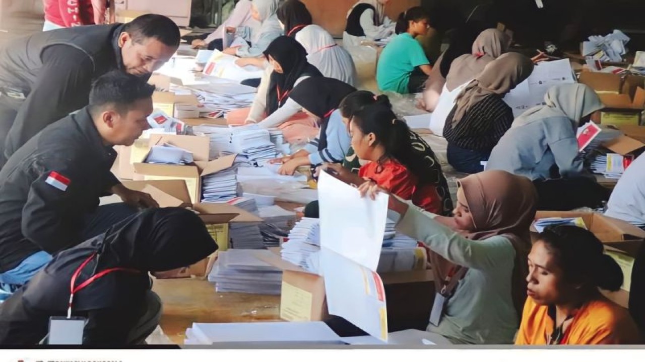 Bawaslu Donggala melaksanakan pengawasan penyortiran dan lipat surat suara pemilihan umum (Pemilu) 2024 di Donggala (Dok Bawaslu Kabupaten Donggala)