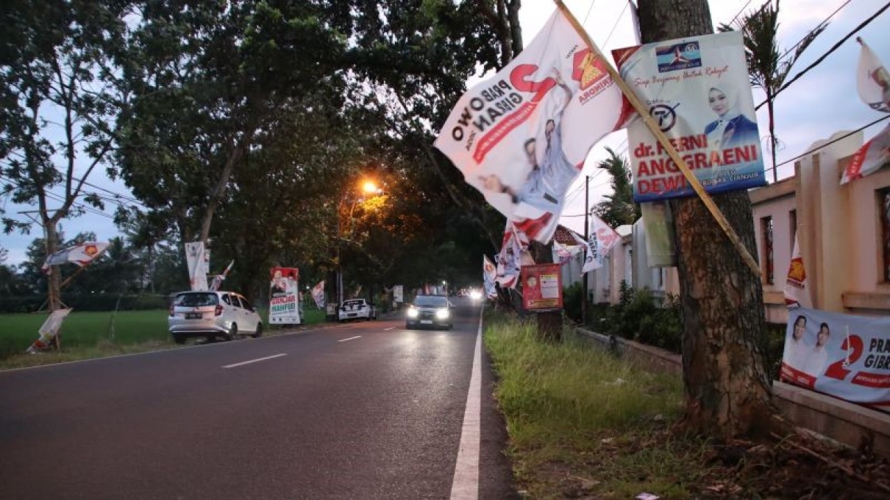 Bawaslu Cianjur, Jawa Barat, mencatat pelanggaran selama kampanye yang dilakukan peserta Pemilu 2024 salah satunya memasang alat peraga kampanye dengan cara di paku di pohon.(ANTARA/Ahmad Fikri).