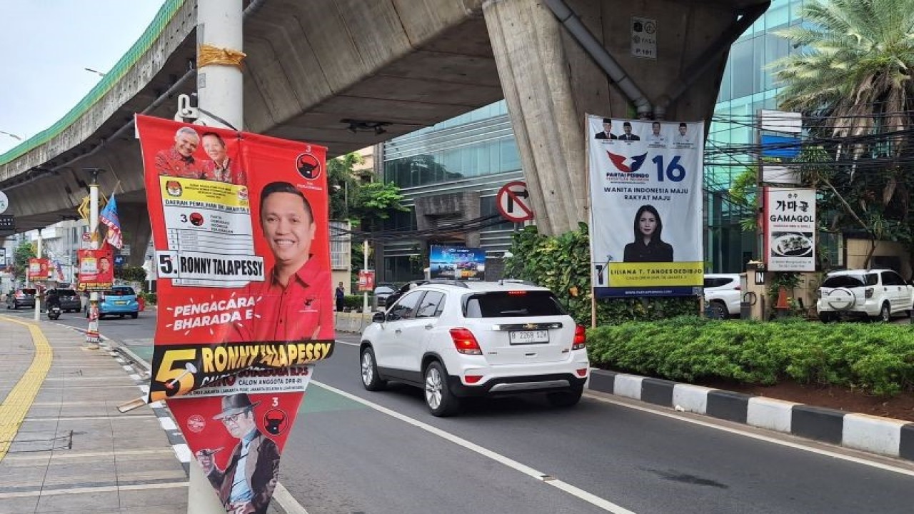 Sejumlah alat peraga kampanye (APK) berjajar di median Jalan Wolter Monginsidi, Jakarta Selatan, Senin (29/1/2024). ANTARA/Luthfia Miranda Putri