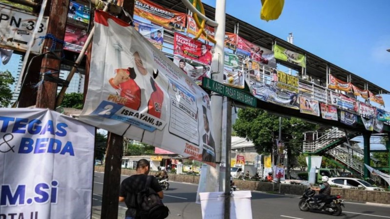 Alat peraga kampanye (APK) terpasang menutupi jembatan penyeberangan orang (JPO) di Jalan K.H. Mas Mansyur, Tanah Abang, Jakarta, Jumat (5/1/2024). ANTARA FOTO/Sulthony Hasanuddin/aww.