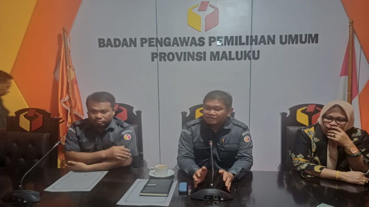 Bawaslu Provinsi Maluku gelar rapat pleno terkait laporan dugaan pelanggaran oleh cawapres nomor urut 2 Gibran Rakabuming Raka di Kota Ambon, Maluku, Rabu (17/1/2024). (ANTARA/Winda Herman)