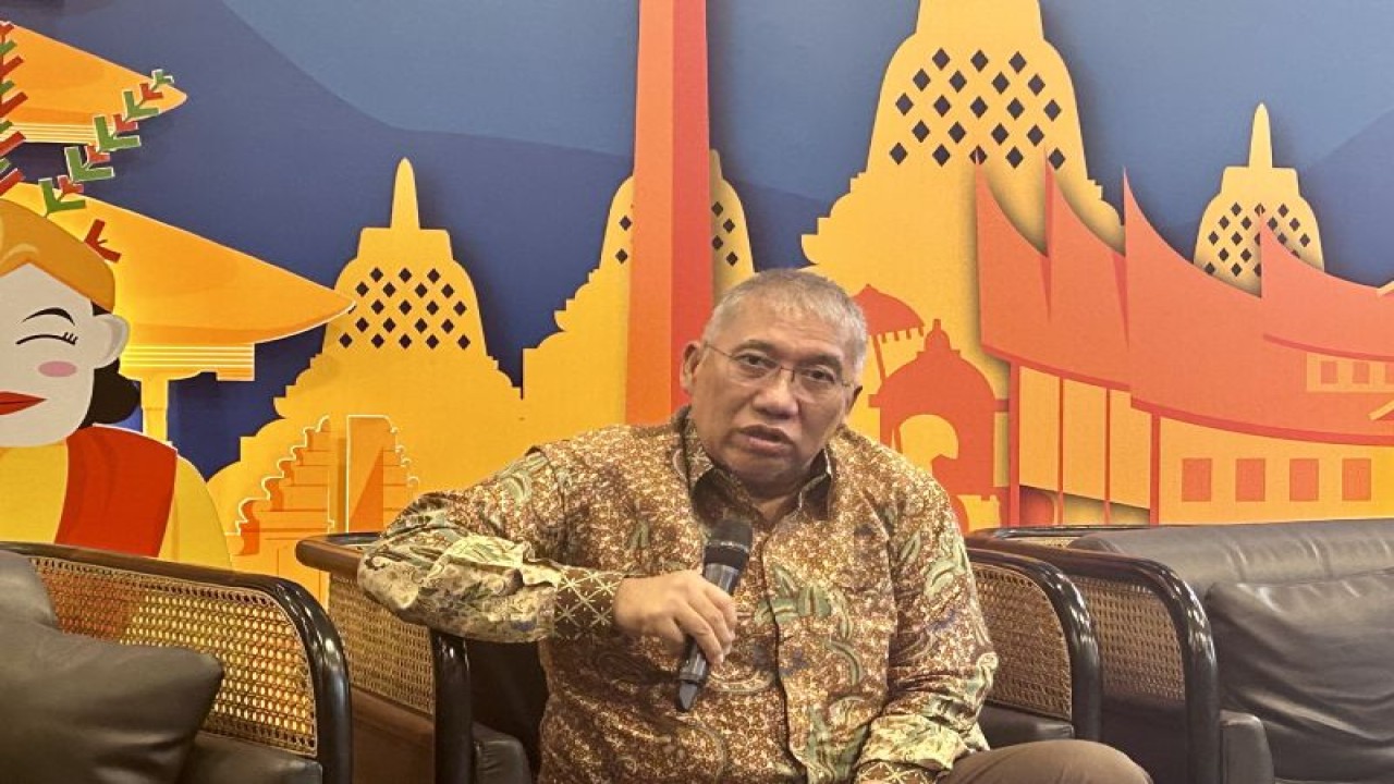 Dirut Bulog Bayu Krisnamurthi saat Konferensi Pers Keberhasilan Bantuan Pangan Beras Menahan Laju Inflasi di Gedung Bulug Pusat di Jakarta, Kamis (11/1/2024). ANTARA/Kuntum Riswan.