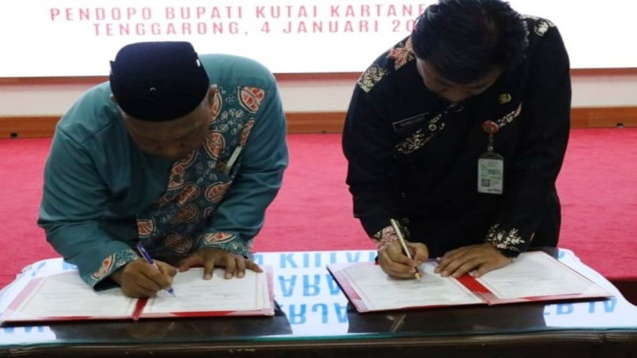Sekkab Kukar Sunggono (kanan) dan Ketua Baznas Kukar Shafik Avicenna melakukan penandatanganan perjanjian kinerja di Tenggarong, Kamis (4/1/2024) (ANTARA/HO Prokim Kukar)