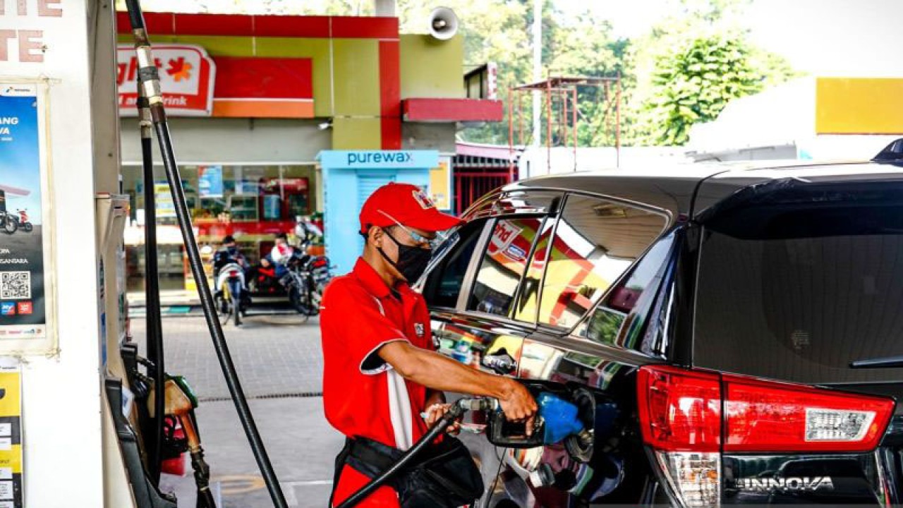 Ilustrasi pengisian BBM. (ANTARA/ HO-Humas PT Pertamina)