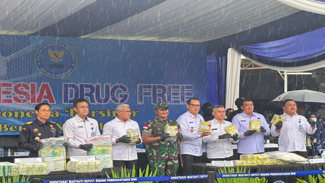Kepala Kantor Bea Cukai Soekarno-Hatta Gatot Sugeng Wibowo (Kanan) saat menunjukkan barang bukti hasil ungkap kasus penyelundupan sabu-sabu melalui Bandara Soetta di Tangerang, Banten, Jumat (19/1/2024). ANTARA/Azmi
