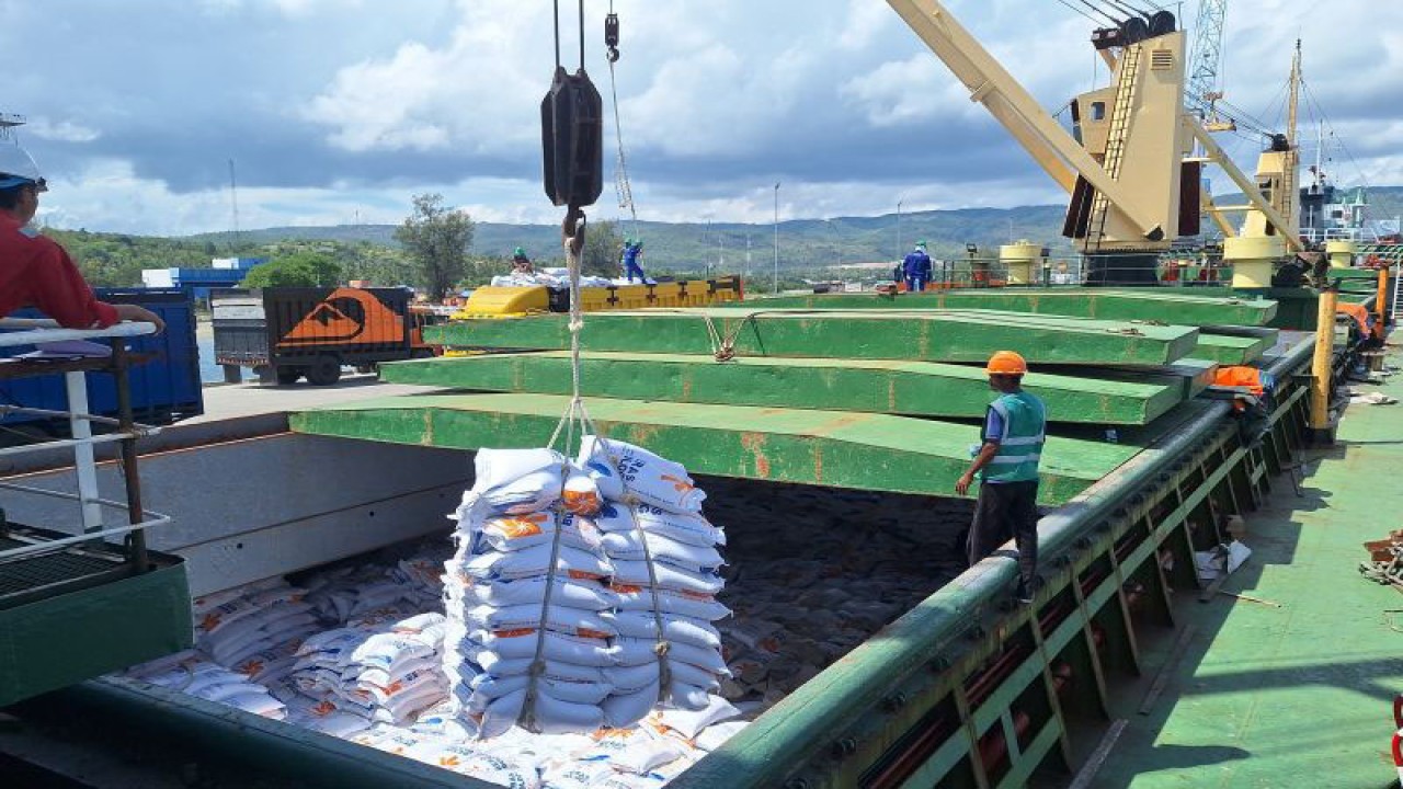 Arsip - Pekerja sedang membongkar beras impor dari kapal di Pelabuhan Krueng Raya, Aceh Besar ((ANTARA/M Ifdhal))