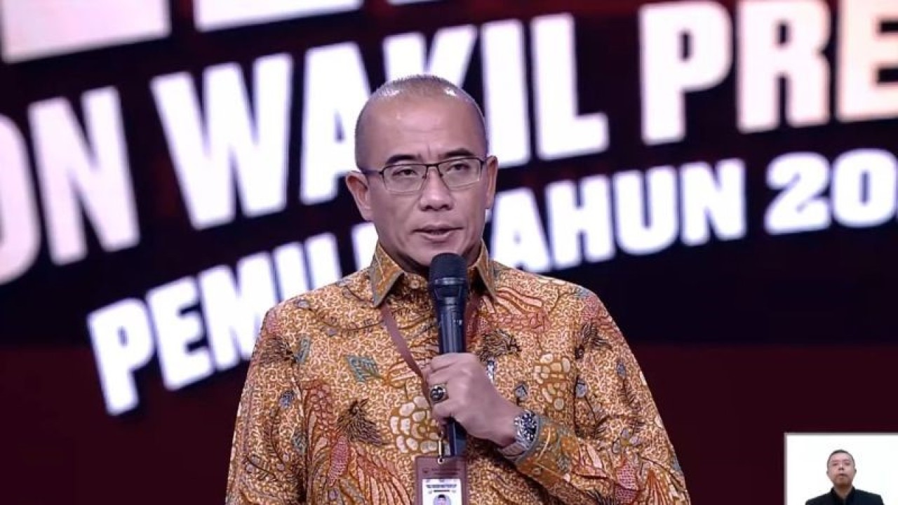 Ketua KPU, Hasyim Asy'ari, saat membuka Debat Keempat Pilpres 2024 di Balai Sidang Senayan, Jakarta, Minggu (21/1/2024). ANTARA/Narda Margaretha Sinambela
