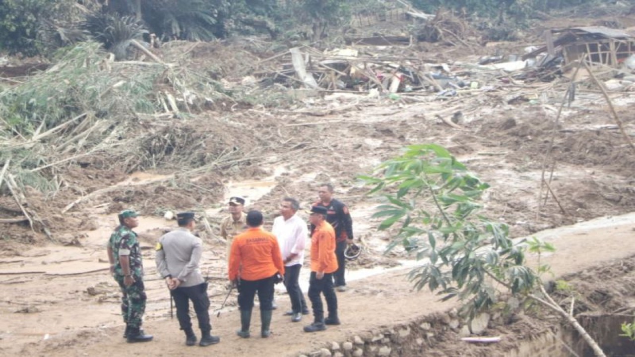 Pj Gubernur Jabar dan jajaran Muspida Subang saat meninjau lokasi bencana longsor di Subang. (ANTARA/HO-Pemkab Subang)