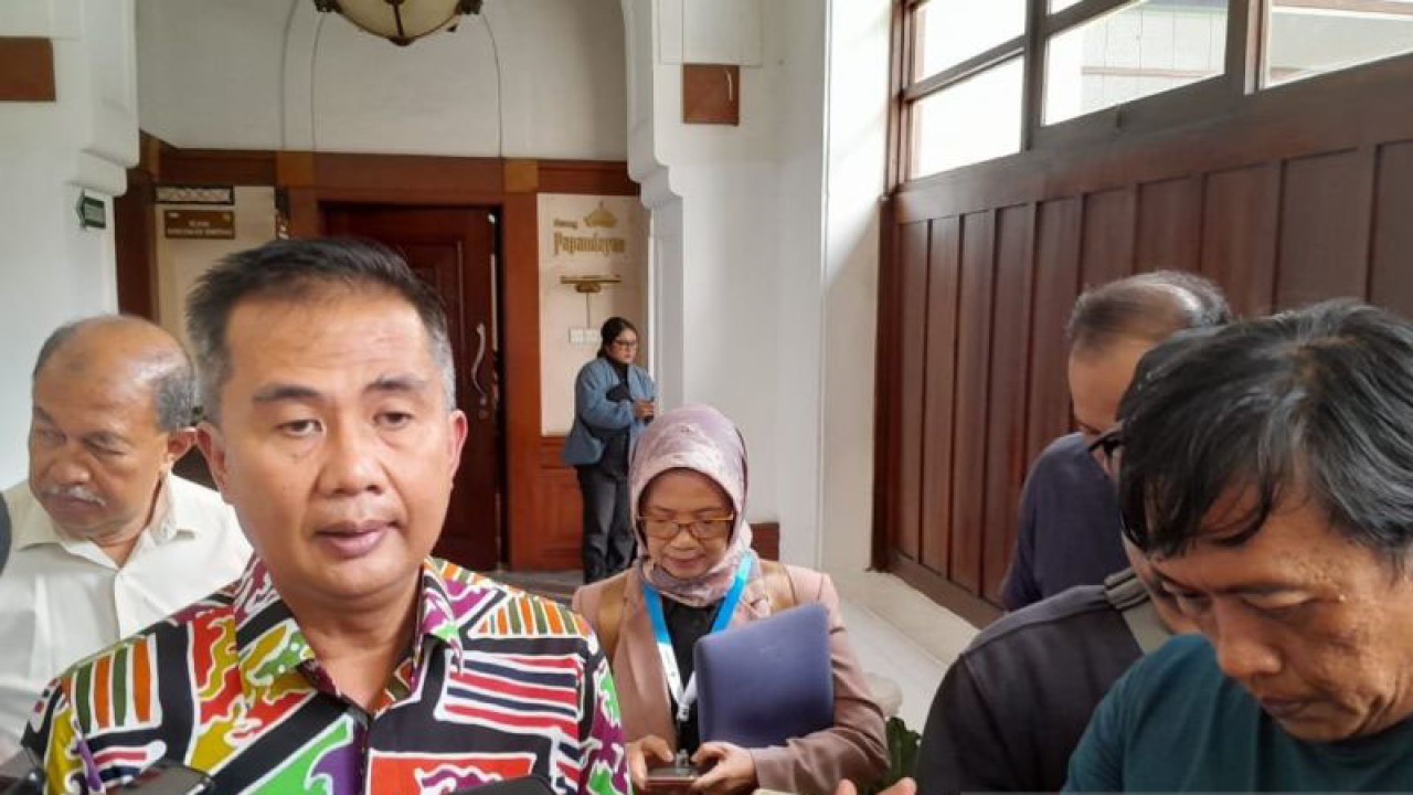 Penjabat (Pj) Gubernur Jawa Barat Bey Triadi Machmudin memberikan keterangan di Gedung Sate Bandung, Selasa (16/1/2024). ANTARA/Ricky Prayoga