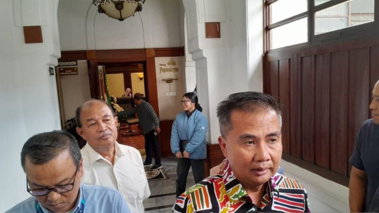 Penjabat (Pj) Gubernur Jawa Barat Bey Triadi Machmudin memberikan keterangan di Gedung Sate Bandung, Selasa (16/1/2024). (ANTARA/Ricky Prayoga)