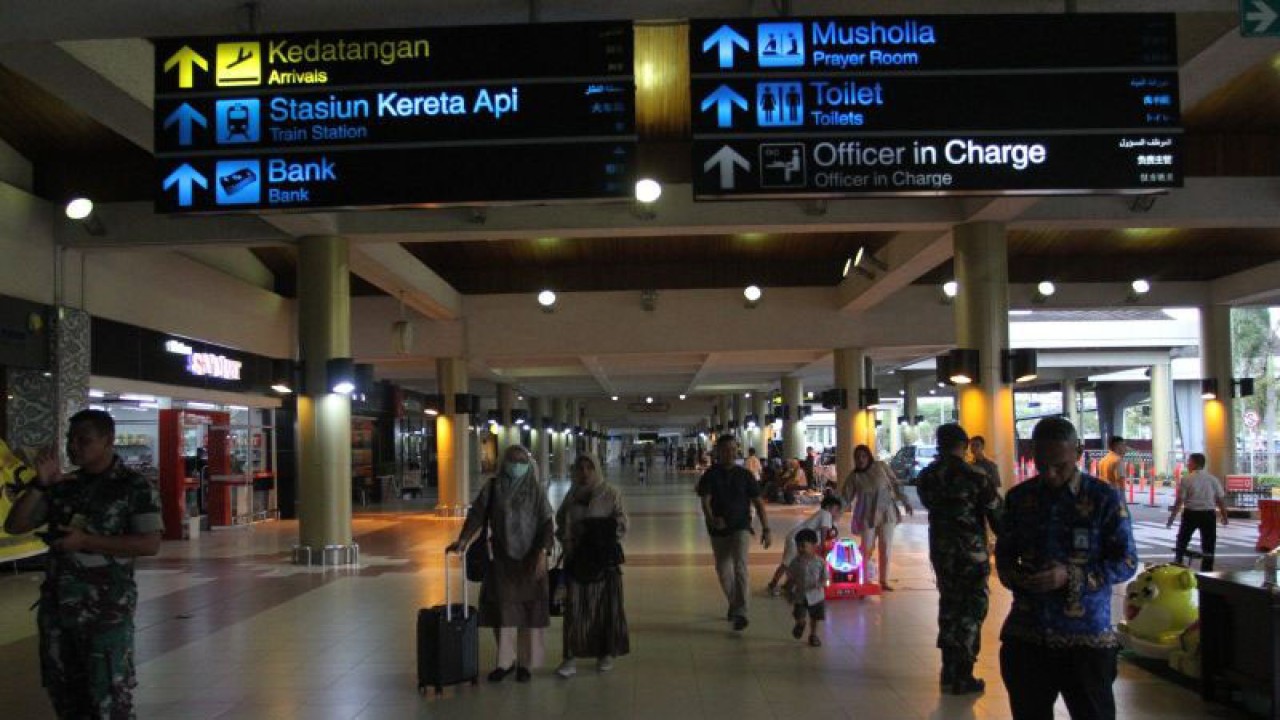 Sejumlah penumpang di Bandara Internasional Minangkabau menunggu kepastian keberangkatan usai penutupan bandara itu pada Jumat (22/12/2023). ANTARA/Muhammad Arif Pribadi.
