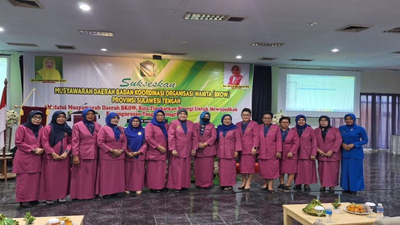 Foto bersama kegiatan Musyawarah Daerah Badan Kerjasama Organisasi Wanita (BKOW) Provinsi Sulawesi Tengah di Palu, Senin (29/1/2024). ANTARA/HO-BKOW Sulteng