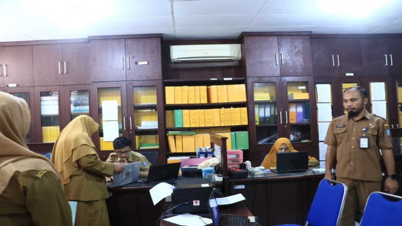 Badan Kepegawaian dan Pengembangan Sumber Daya Manusia (BKPSDM) Kabupaten Serang melakukan inspeksi mendadak (sidak) ke sejumlah organisasi perangkat daerah (OPD), Selasa (2/1).  (ANTARA/HO-Dokumen Pemkab)