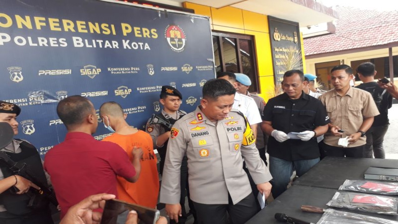 Kapolres Blitar Kota saat rilis di Mapolres Blitar Kota, Jawa Timur, Rabu (3/1/2024). ANTARA/Asmaul Chusna
