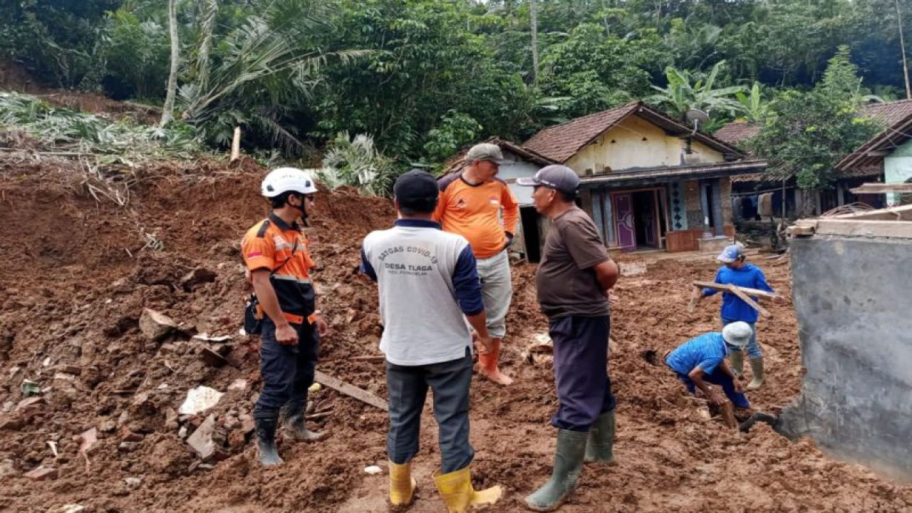 Arsip foto - Petugas BPBD Kabupaten Banjarnegara melakukan penanganan terhadap bencana tanah longsor yang terjadi akibat cuaca ekstrem pada awal Januari 2024. (ANTARA/HO-BPBD Banjarnegara)
