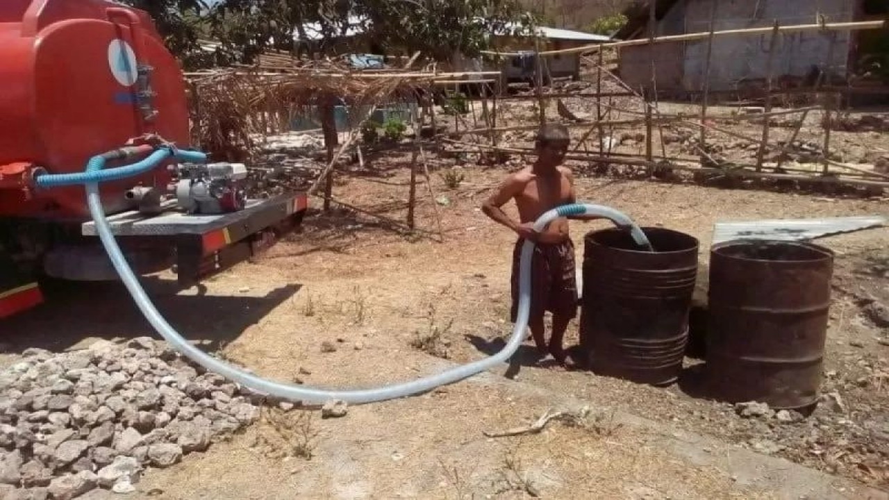 Ilustrasi - Sebuah mobil tangki menyalurkan air untuk memenuhi kebetuhan warga di Nusa Tenggara Timur. (ANTARA/HO-Dokumentasi ANTARA Biro NTT)