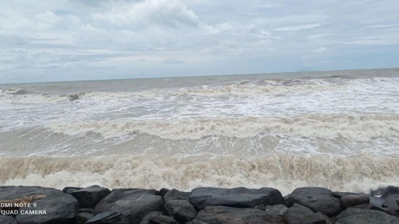 Pesisir Pantai Carita Kabupaten Pandeglang yang berada di Perairan Selat Sunda bagian Selatan tinggi gelombang mencapai 2.50 meter sehingga resiko tinggi terhadap keselamatan bagi pelaku pelayaran.ANTARA/Mansyur