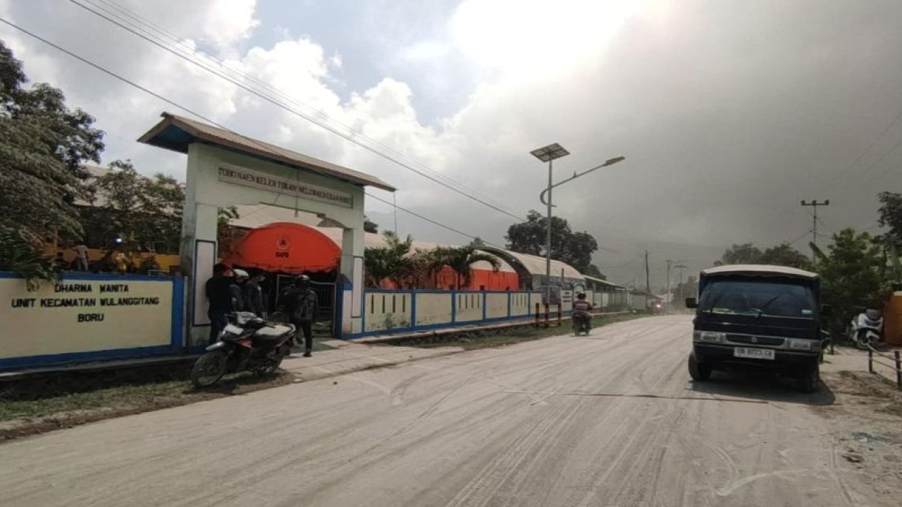 Visual jalan raya di Boru, Kecamatan Wulanggitang yang dipenuhi abu vulkanik erupsi Lewotobi Laki-laki, Flores Timur, NTT, Rabu (3/1/2024). (ANTARA/Dokumentasi Pribadi)