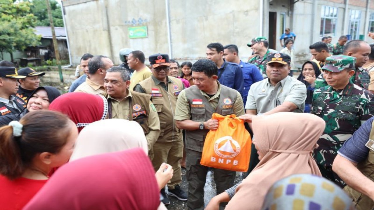 Kepala Badan Nasional Penanggulangan Bencana (BNPB) Letjen TNI Suharyanto memberikan bantuan untuk pengungsi terdampak banjir di Provinsi Riau, Kamis (18/1/2024). (ANTARA/HO-BNPB)