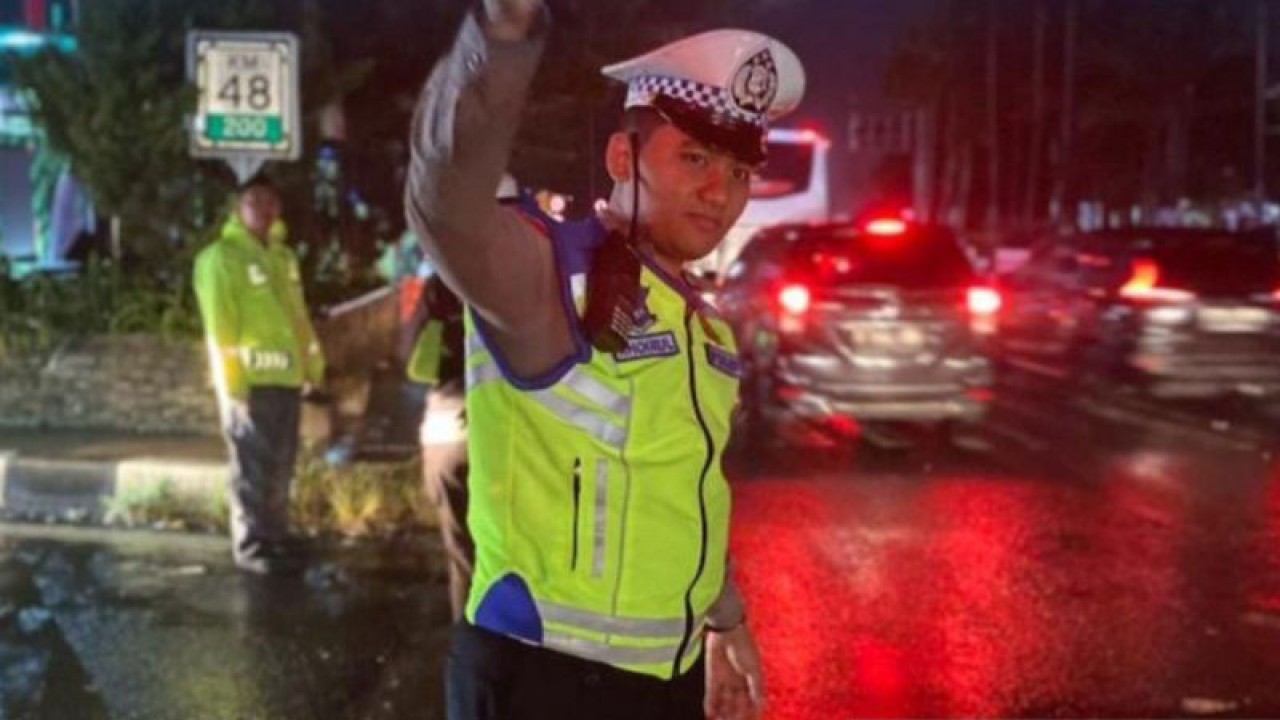 Anggota polisi mengamankan lalu lintas Jalur Wisata Puncak, Kabupaten Bogor, Jawa Barat. ANTARA/HO-Humas Polres Bogor