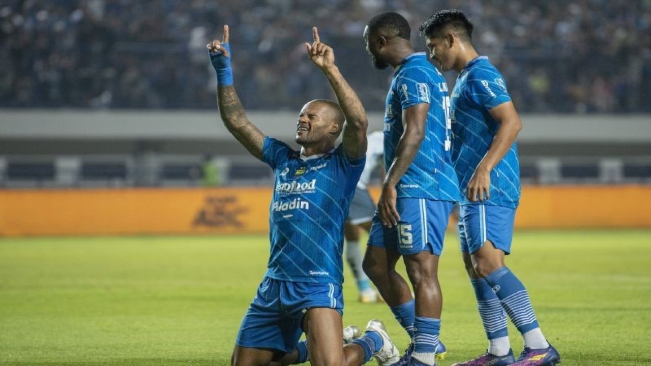 Foto arsip - Pesepak bola Persib Bandung David DA Silva (kiri) melakukan selebrasi seusai mencetak gol ke gawang Persita saat pertandingan BRI Liga 1 di Stadion Gelora Bandung Lautan Api, Bandung, Jawa Barat, Minggu (1/10/2023). ANTARA FOTO/M Agung Rajasa/nz
