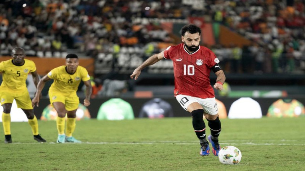 Kapten Mesir Mohamed Salah mengeksekusi tendangan penalti pada pertandingan Grup B Piala Afrika 2024 kontra Mozambique di Stadion Félix Houphouët-Boigny, Abidjan, Pantai Gading, Minggu (14/1/2024). Pada pertandingan tersebut Mesir ditahan imbang Mozambique 2-2. (Website resmi CAF)