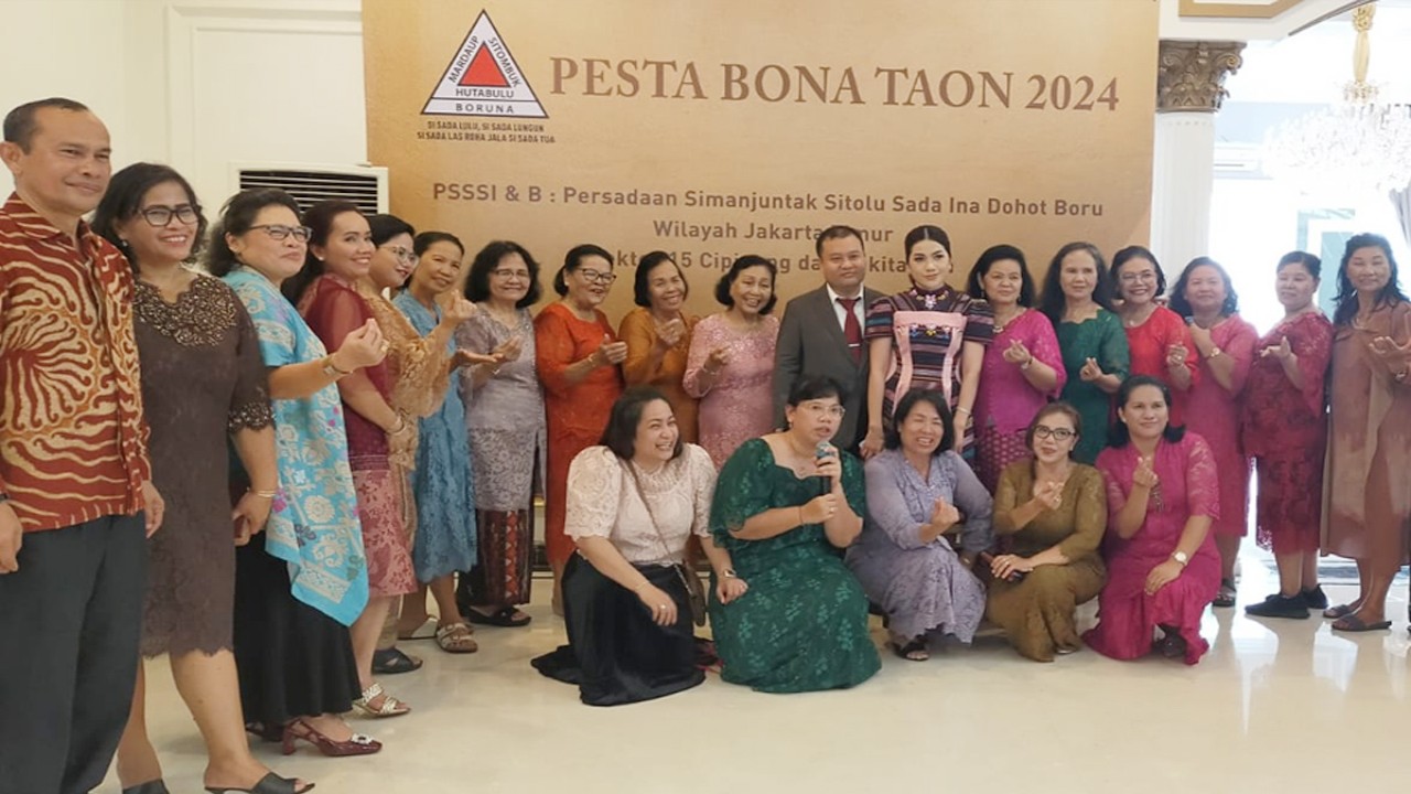 Dimpos Tampubolon beserta istri Ivanne Simanjuntak berfoto bersama dengan seluruh pengurus dan anggota Parsadaan Simanjuntak Sitolu Sada Ina Dohot Boru (PSSSI&B) Wilayah Jakarta Timur Sektor 15 Cipinang dan Sekitarnya pada Pesta Bonataon PSSSI&B Wilayah Jakarta Timur Sektor 15 Cipinang dan Sekitarnya. (Foto-foto: Ramses R. Manurung)