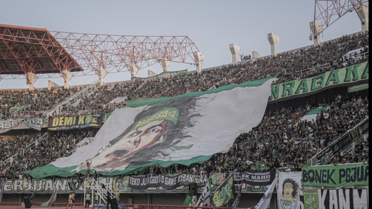Bonek di Stadion Gelora Bung Tomo