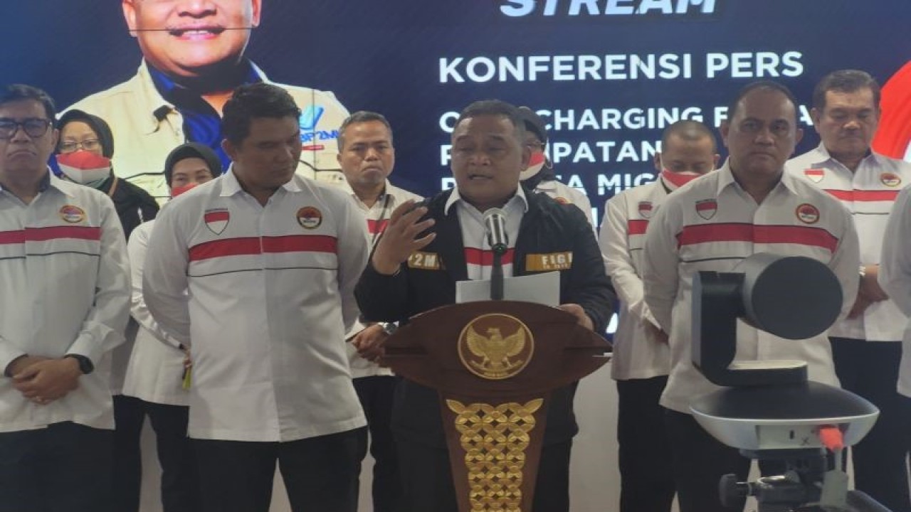 Kepala Badan Pelindungan Pekerja Migran Indonesia (BP2MI) Benny Rhamdani (tengah) dalam konferensi pers yang diikuti di Jakarta, Senin (15/1/2024). ANTARA/Sean Muhamad