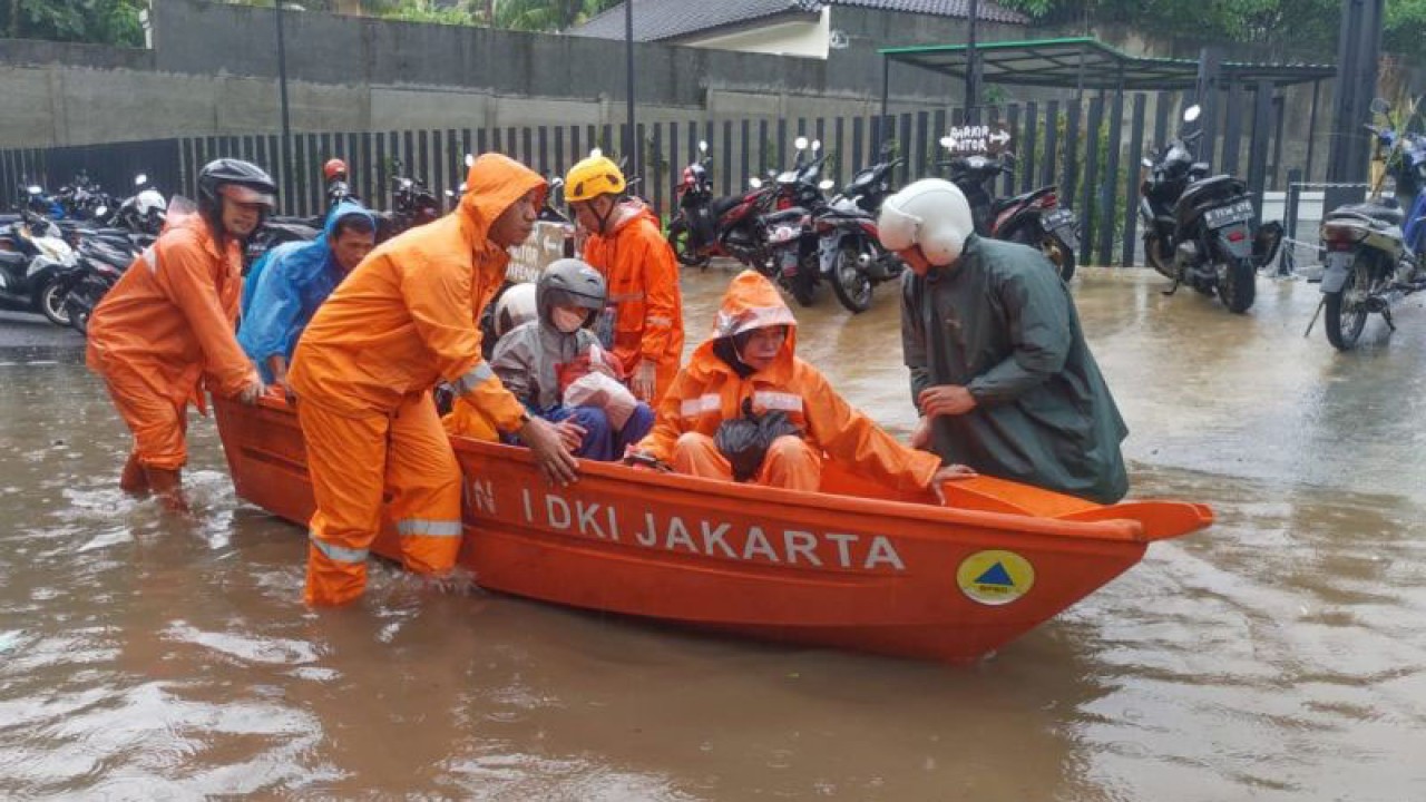 Sejumlah petugas BPBD membantu warga yang terdampak banjir di kawasan Jalan NIS, Jakarta, Minggu (7/1/2024). ANTARA/HO-BPBD wilayah Jakarta Selatan.