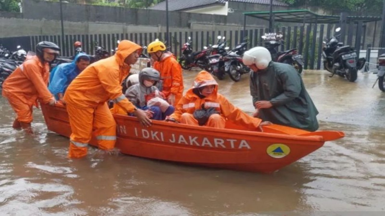 Sejumlah petugas BPBD membantu warga yang terdampak banjir di kawasan Jalan NIS, Jakarta, Minggu (7/1/2024). (ANTARA/HO-BPBD wilayah Jakarta Selatan)