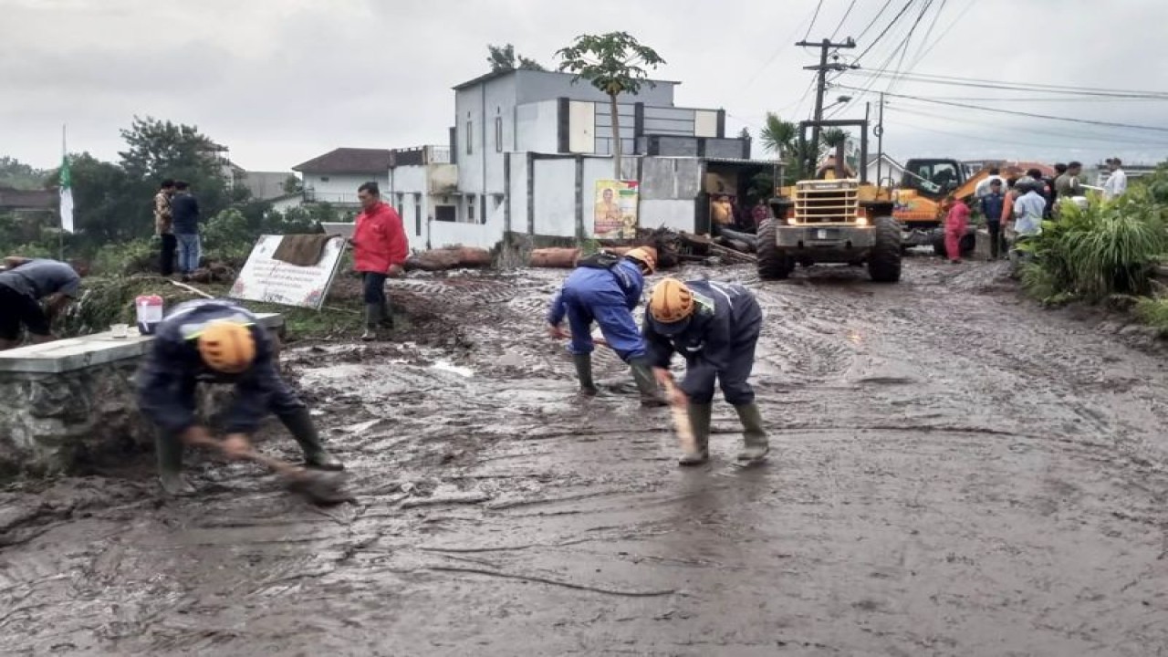 Foto arsip. Personel BPBD Kota Batu dan unsur terkait saat melakukan pembersihan material sisa banjir di Dusun Beru, Kecamatan Bumiaji, Kota Batu, Jawa Timur, Jumat (8/12/2023). ANTARA/HO-BPBD Kota Batu.
