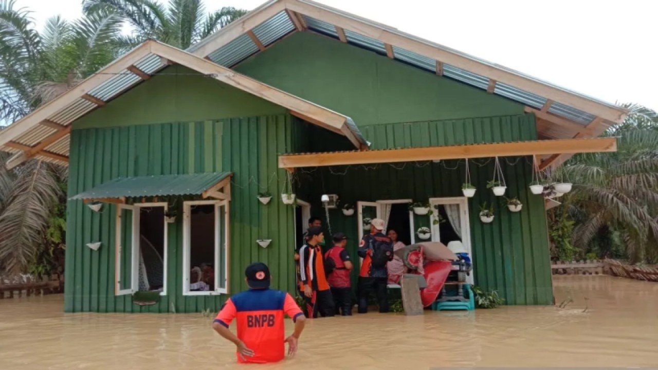 BPBD Dharmasraya mengevakuasi warga yang terdampak banjir di Kecamatan Timpeh, Jumat (10/3). (Antara/HO-BPBD Dharmasraya)