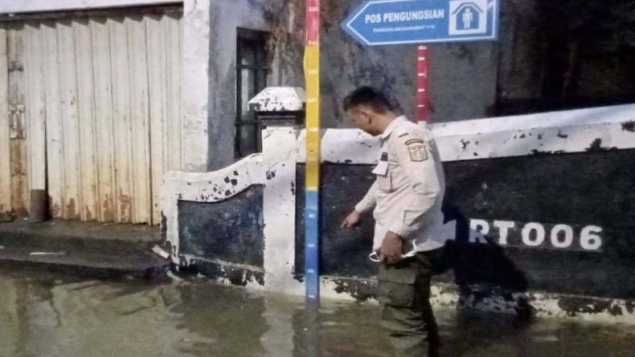 BPBD DKI Jakarta melakukan pemantauan tinggi muka air dampak dari banjir yang terjadi di kawasan Jatinegara, Jakarta Timur memasuki musim hujan akhir tahun 2023, Kamis (30/11/2023). ANTARA/HO-BPBD DKI Jakarta