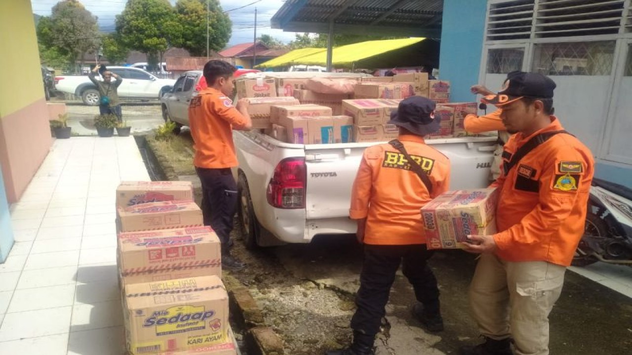 Tim BPBD Kerinci mendistribusikan bantuan kepada korban terdampak saat banjir sudah mulai surut pada Kamis (4/1/2024). (ANTARA/HO-BPBD Kerinci)