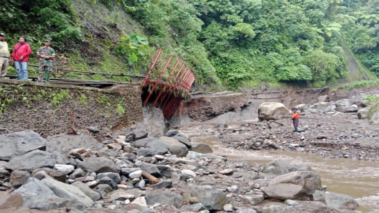 BPBD Probolinggo meninjau kerusakan yang terjadi di jalan menuju Air Terjun Madakaripura pada Minggu (28/1/2024). (ANTARA/HO-Diskominfo Kabupaten Probolinggo)