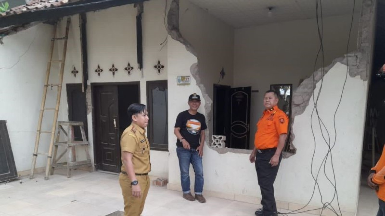 Petugas BPBD Kabupaten Subang saat meninjau satu rumah dalam keadaan rusak berat imbas dari gempa di wilayah Kabupaten Sumedang di Kecamatan Tanjungsiang, Kabupaten Subang, Jawa Barat, Kamis (4/1/2024). (ANTARA/Rubby Jovan)