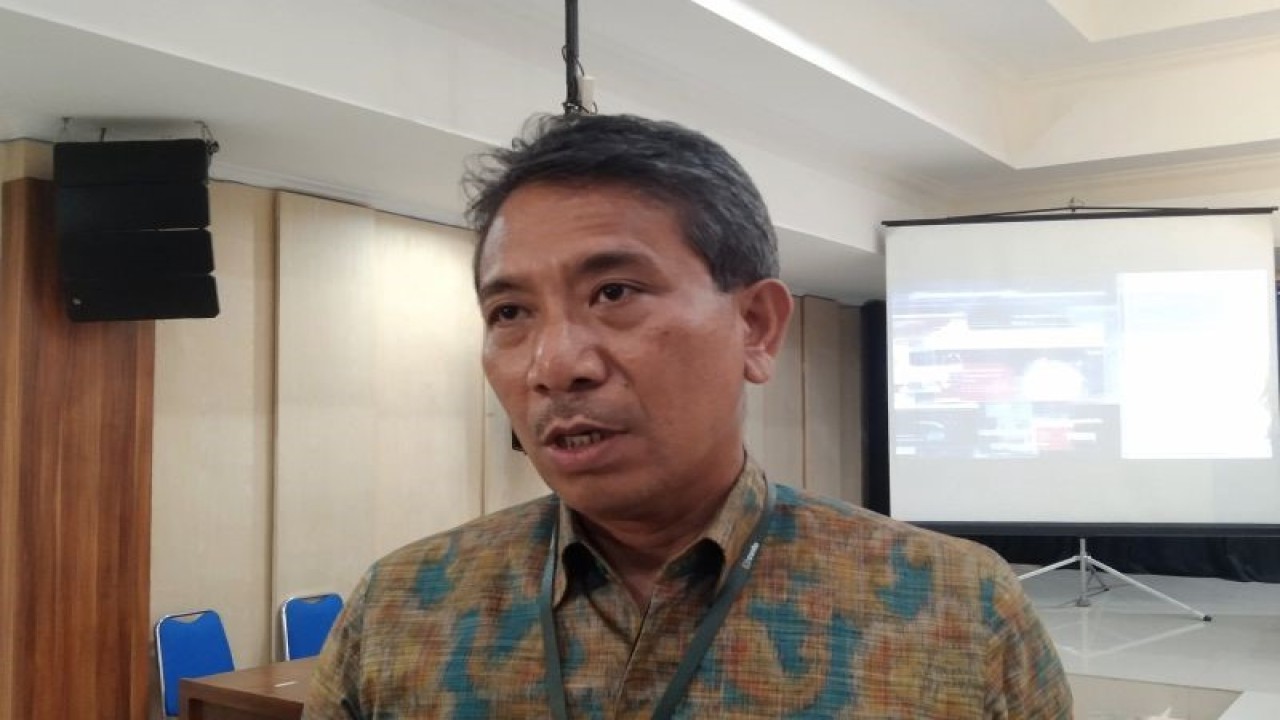 Direktur Operasional dan Teknologi Informasi Bank BPD Bali Ida Bagus Gede Setia Yasa diwawancarai wartawan di sela seminar pungutan wisman di kampus Universitas Udayana (Unud) Denpasar, Selasa (23/1/2024) ANTARA/Dewa Ketut Sudiarta Wiguna
