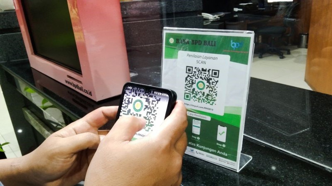 Nasabah memberikan penilaian secara digital terkait layanan di kantor BPD Bali Cabang Renon Denpasar, Rabu (24/1/2024). ANTARA/Dewa Ketut Sudiarta Wiguna
