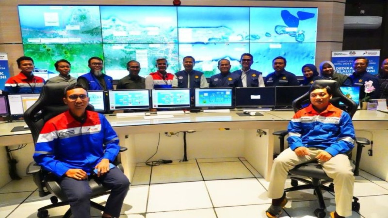 Tiga Anggota Komite BPH Migas yaitu Harya Adityawarman, Iwan Prasetya Adhi, dan Wahyudi Anas memantau layanan pendistribusian jargas melalui pipa di Kantor SOR III PT PGN Tbk, Surabaya, Jawa Timur, Selasa (2/1/2024). ANTARA/HO-PT PGN Tbk