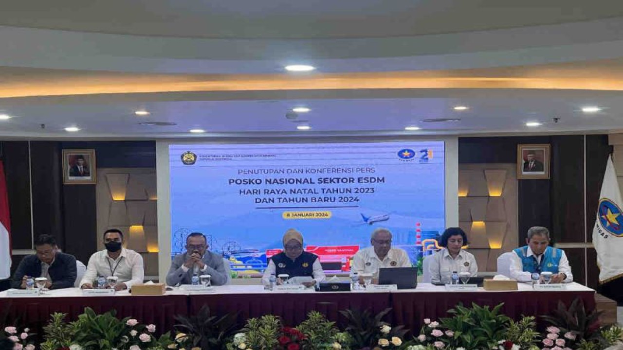 Kepala BPH Migas Erika Retnowati (tengah) ketika Penutupan dan Konferensi Pers Posko Nasional Sektor ESDM Hari Raya Natal Tahun 2023 dan Tahun Baru 2024 di Jakarta, Senin (8/1/2024). ANTARA/Harianto