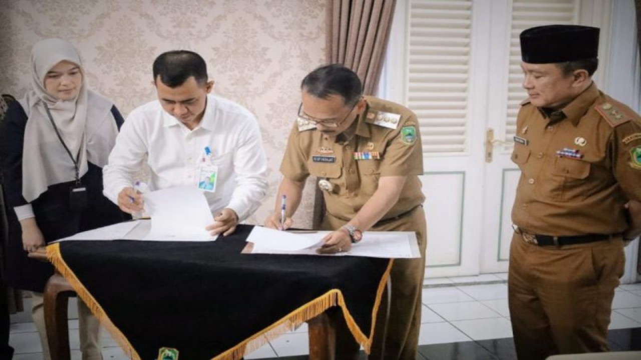 Pejabat dari Pemkab Kuningan dan BPJS Ketenagakerjaan Kantor Cabang Cirebon saat menandatangani perjanjian kerja sama untuk program jaminan sosial bagi petugas penyelenggara pemilu di Kuningan, Jawa Barat. (ANTARA/HO-Pemkab Kuningan)